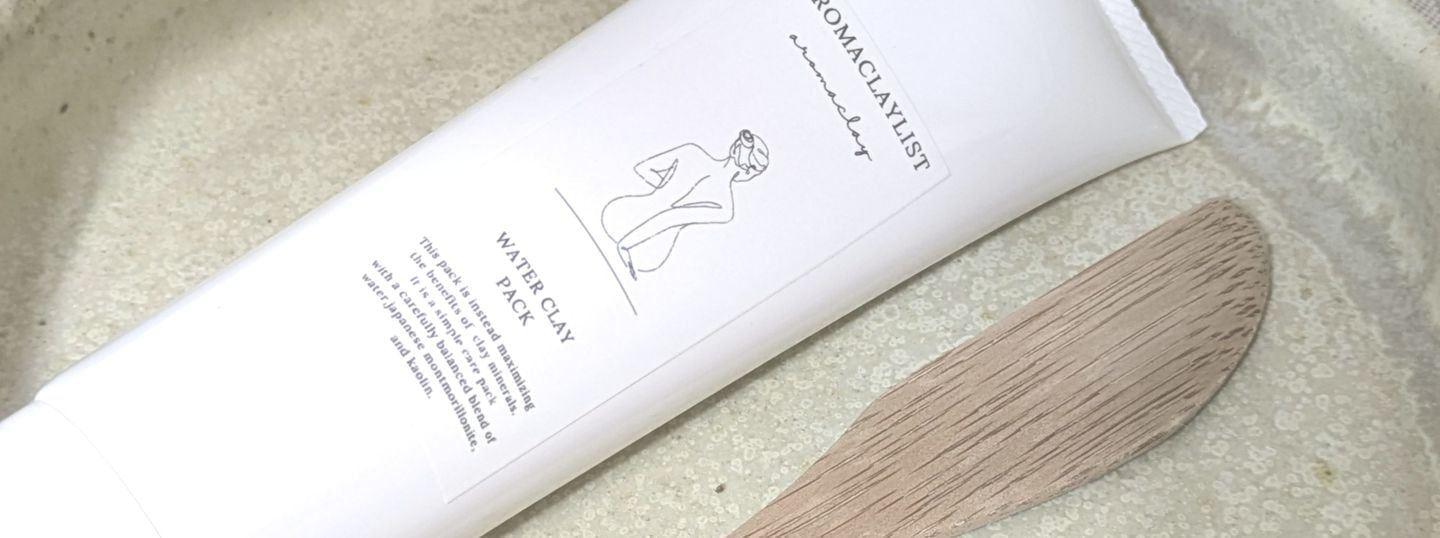 セラピストがパックを塗る