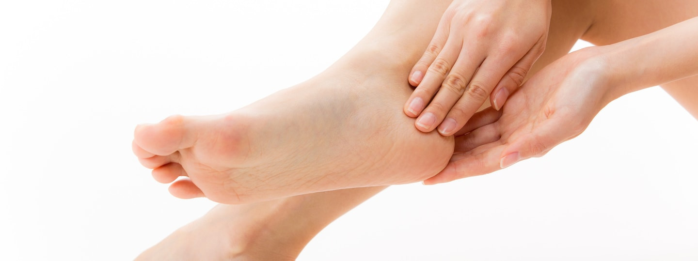 セラピストがパックを塗る