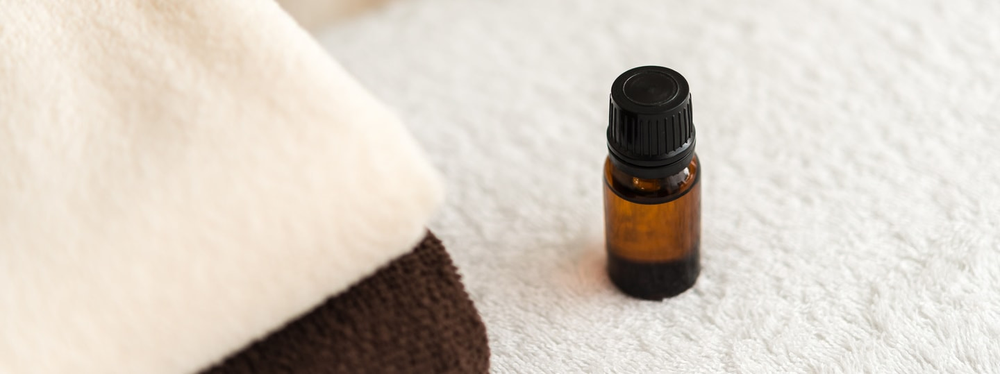 セラピストがパックを塗る