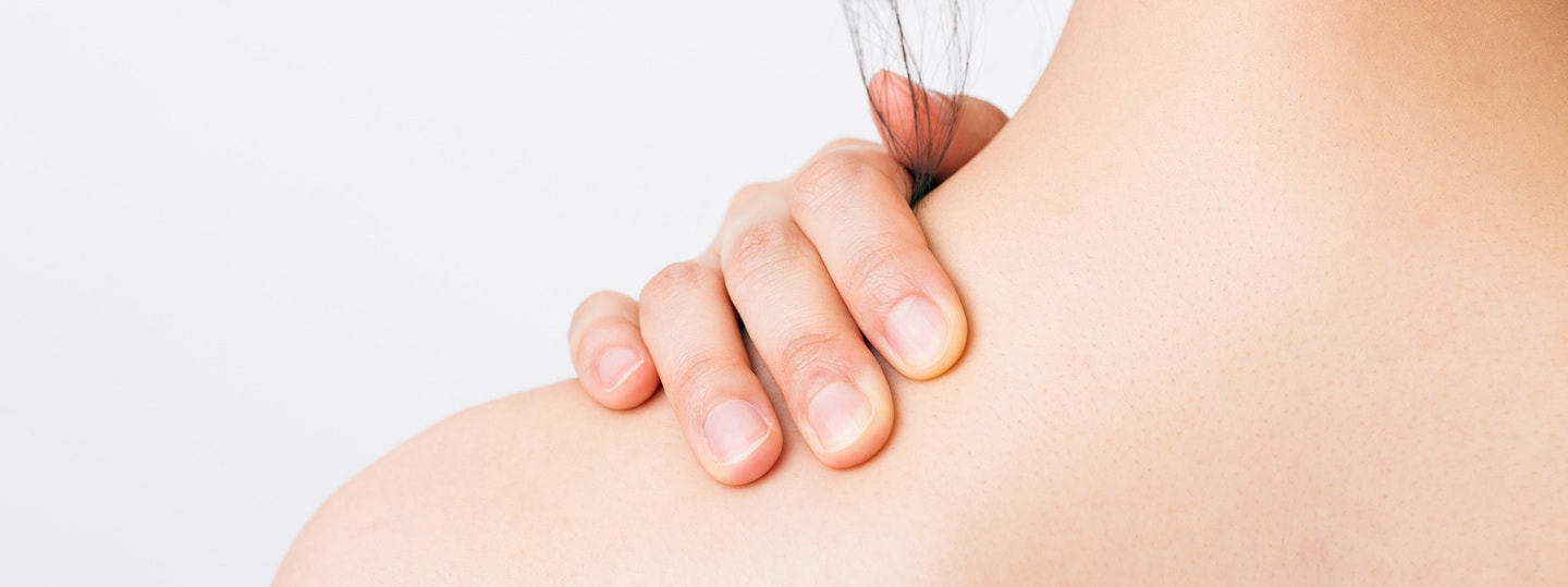 セラピストがパックを塗る