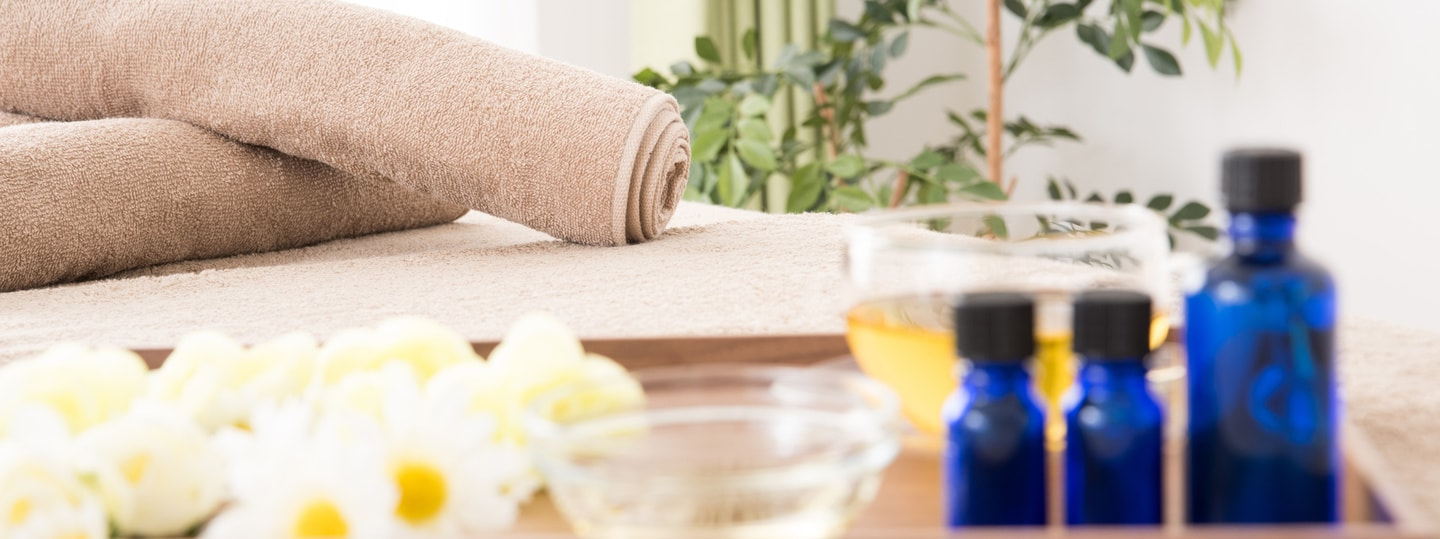 セラピストがパックを塗る